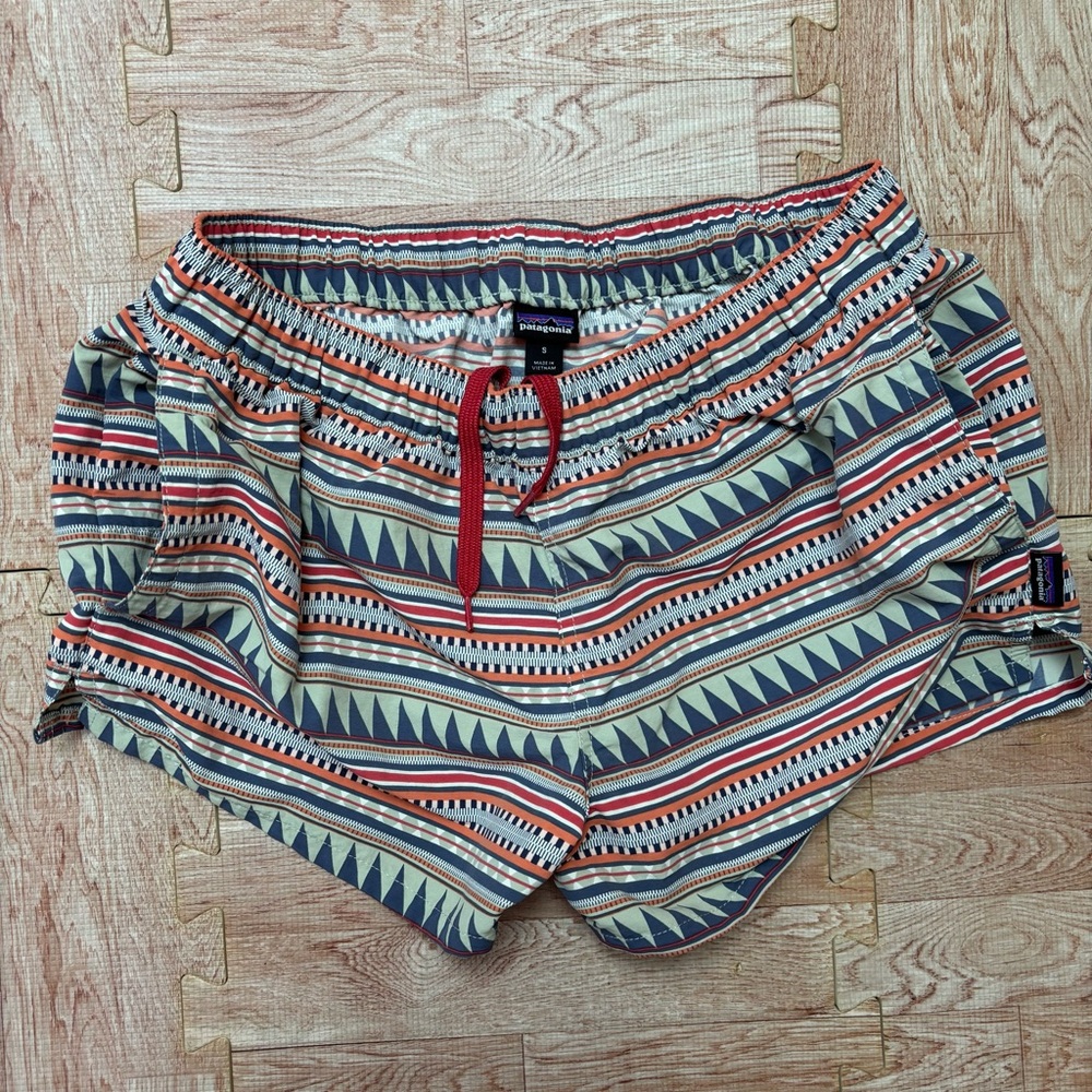 Patagonia Women's Barely Baggies Shorts 2.5" Size Small Style 57043 Belay Stripe